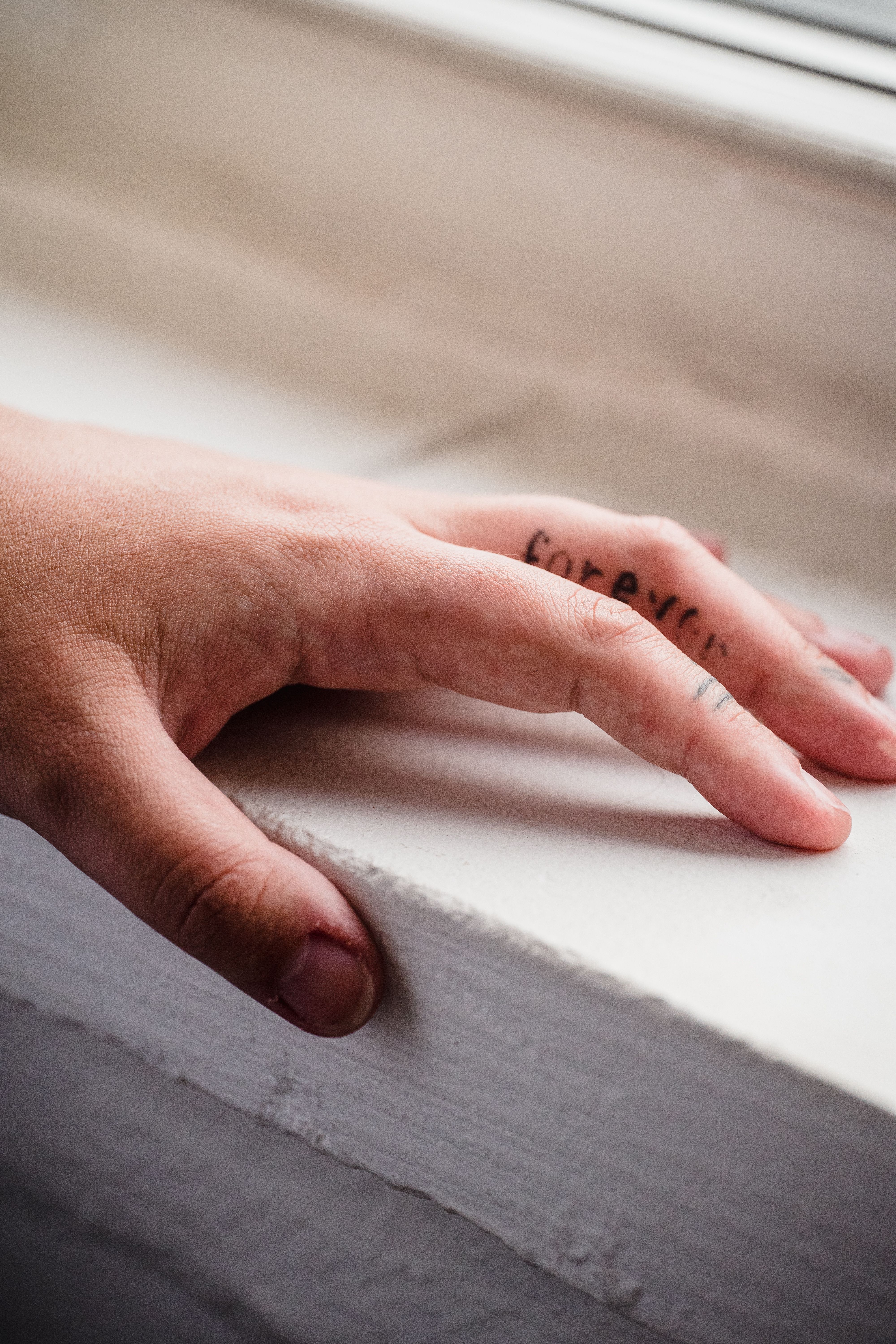 Lettering 'forever' no topo do dedo em blackwork